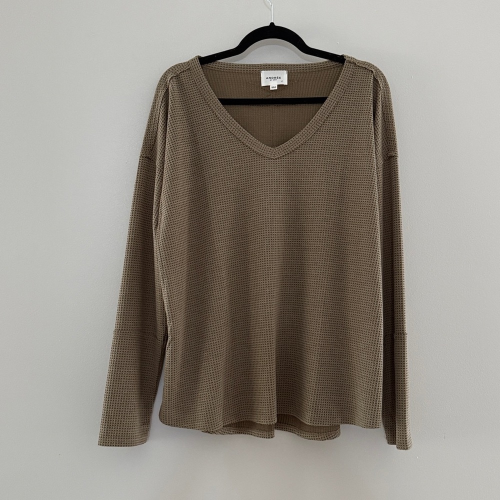 ANDREE BY UNIT Taupe/ Olive Green Waffle Knit V-Neck Top Fall Sweater
